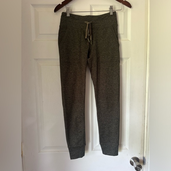 Aerie Play Pocket and Cuff Leggings - Picture 2 of 5